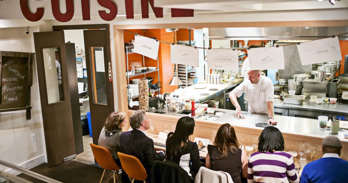 NYMag's tweet image. Apps are the new waiters, even in high-end restaurants: nym.ag/1GFwYeH