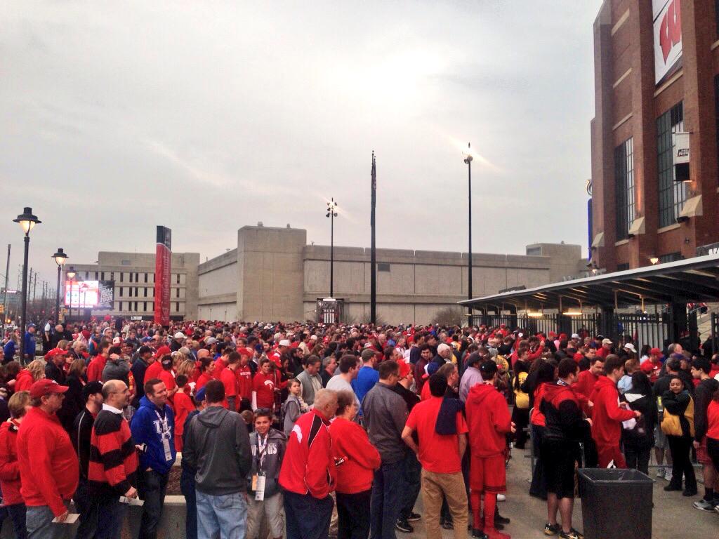 CBS4Indy's tweet photo. Lots of RED coming into Lucas Oil! #IndyFinalFour #NCAAChampionship http://t.co/bfkoU1k5qa