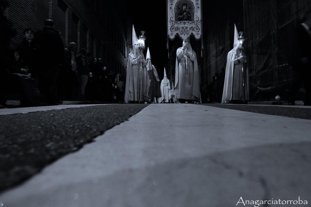 Fascinación por la Semana Santa de #Zaragoza <a href="/eucaristia_zgz/">Eucaristia</a> #pasionzgz#semanasantazgz #fotografía #blackandwhite