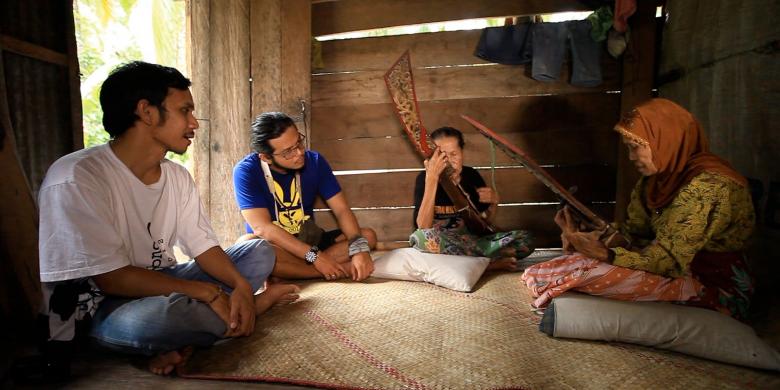 KompasTV's tweet photo. Seperti apa cerita pertemuan @RamonYTungka dgn pemain kacaping di Majene? Temukan dalam #Buku100HKI. @Penerbit_BIP http://t.co/X2RRpnmsLs