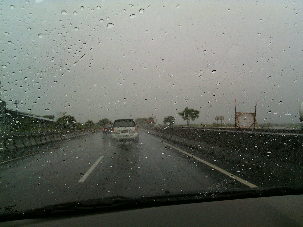 cempluk55's tweet photo. @infoGRESIK Arah tol kebomas -dupak hujan lebat http://t.co/IBKtxdLwWD