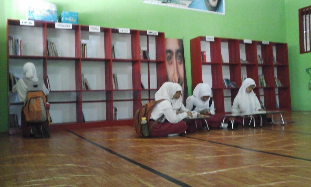 ShaheerSINA_FC's tweet photo. Yeaaa lg pd baca,, Shaheer Sheikh Library today #supportshaheersheikh #loveandrespect #wareng #wonisari #gunungkidul http://t.co/xTbBkyit7w