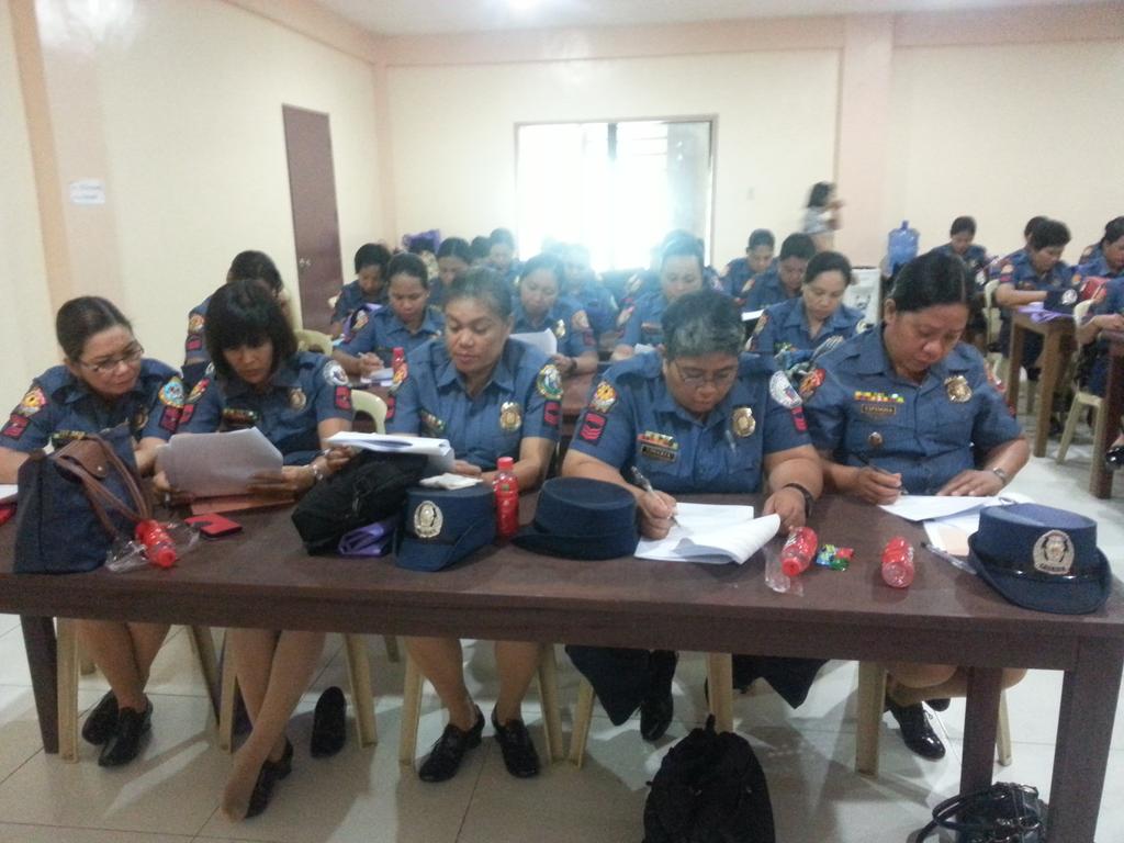 Pro6Wccd's tweet photo. Batch 2 of Refresher Course for WCPD Officers taking the Pre-Test @pnp_region6 @pnpts_rstu6 @ordpro6 @wcpc_pnp http://t.co/3WOqEU1YEK