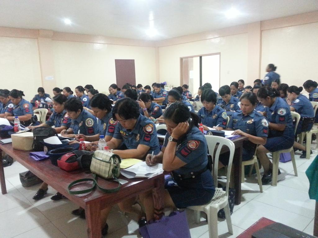 Pro6Wccd's tweet photo. Batch 2 of Refresher Course for WCPD Officers taking the Pre-Test @pnp_region6 @pnpts_rstu6 @ordpro6 @wcpc_pnp http://t.co/3WOqEU1YEK