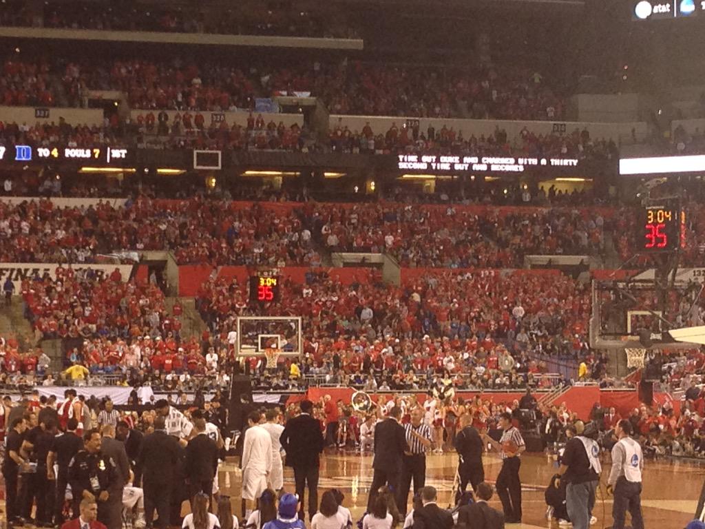CBS4Indy's tweet photo. Wisconsin takes the lead with three minutes left in the first half, 28-27. The fans are going wild! #IndyFinalFour http://t.co/a13mBPIjAJ