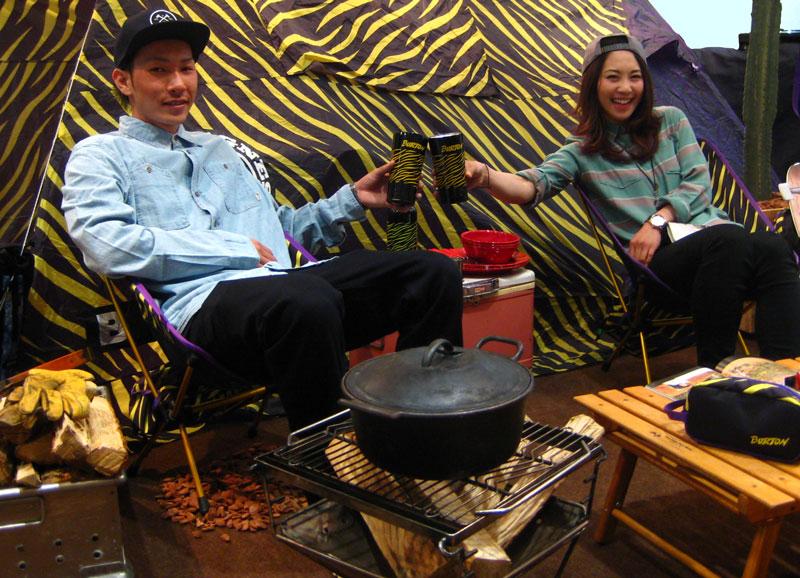 burton_japan's tweet photo. 優れた強度と柔軟性を持つ超軽量アルミニウムポールを使用したHELINOXチェアのBurton特別仕様モデル。快適な座り心地なのでキャンプで特等席となるでしょう。#durablegoods http://t.co/I89uB1of02 http://t.co/MldgSQwwhD