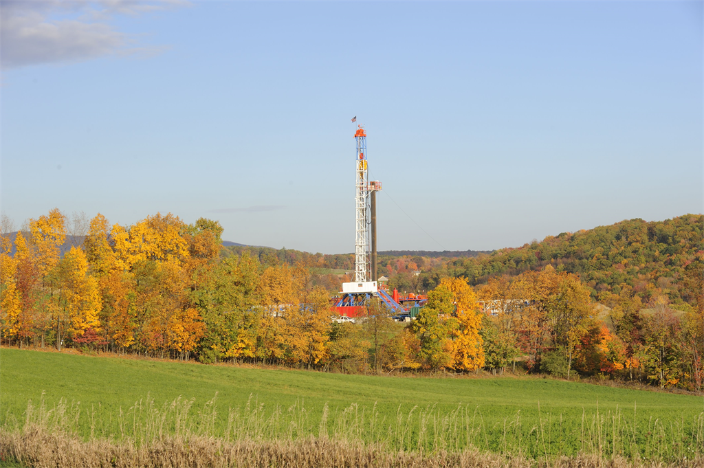 Oilprocom's tweet photo. Working #Rig Decline Does Not Necessarily Equate To Declining #Production http://t.co/XwTwuA8tOq http://t.co/N4NMZLy3TQ