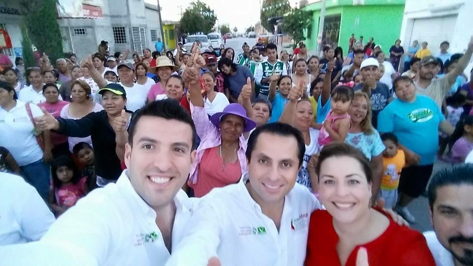 willy_schz's tweet photo. Mis compadres @JOSEREFUGIOSR @Fer_Villarreal andan pero con todo !! Vamos por el #6distrito juventud y experiencia! http://t.co/fVC95YVWxY