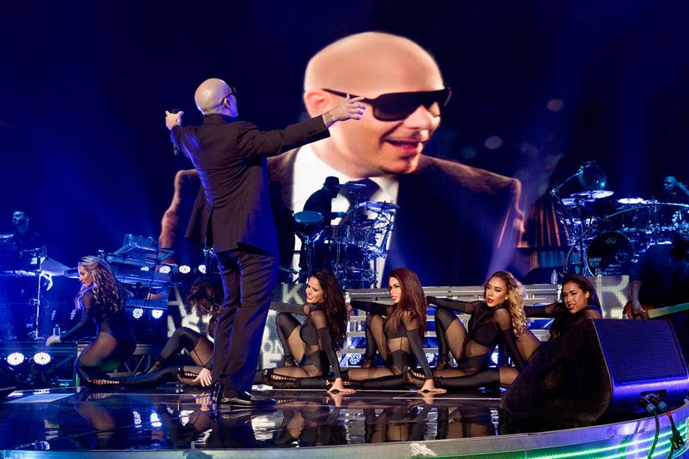 pitbull's tweet photo. Tonight is our last show in #China. #Shanghai let’s make it a night to remember. #MrWorldwide #TeamPitbull #Dale http://t.co/gPUbv1p05a