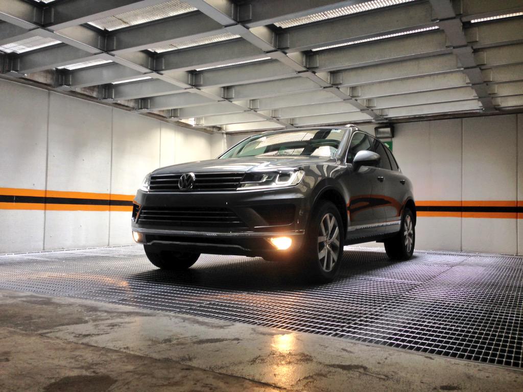 yovannyjimenez's tweet photo. "#AutomaniaTest VW #Touareg V6 TDI rendimiento bestial! Medio tanque y 400 kms de autonomía! #LoViEnAutomaniaMX http://t.co/du7zxGaGVB"