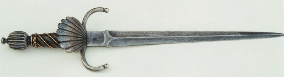 『マインゴーシュ』

相手の攻撃を受け流すことに
特化した両刃の直剣

持ち手の所がガードされており
盾としても役割を果たす

フランス語で左手という意味
つまり
盾もしくは二刀流の片方を意味する

＃フランス