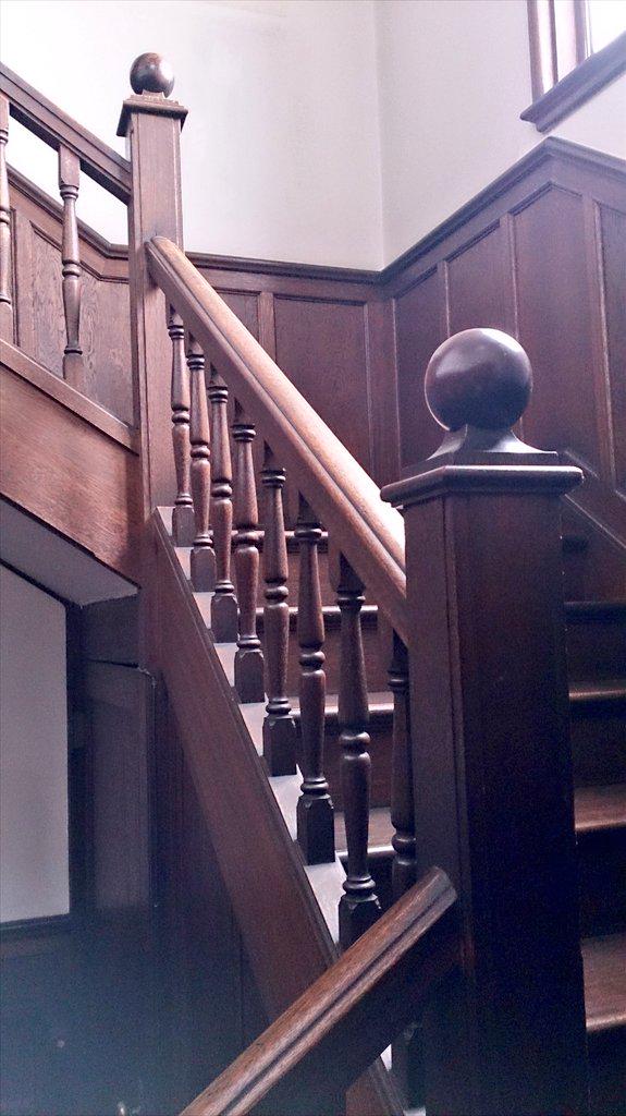 わんこ 旧菅原開次郎邸 階段 エントランスとホールを仕切る柱 の四面 立体に彫り込まれた菱形の凹凸がつくる陰影が美しくて素晴らしい 手摺部分は直線的な親柱と対照的に曲線を持つ子柱 シンプルなデザインですっきりと上品 W Http T Co Zdkw6yluku