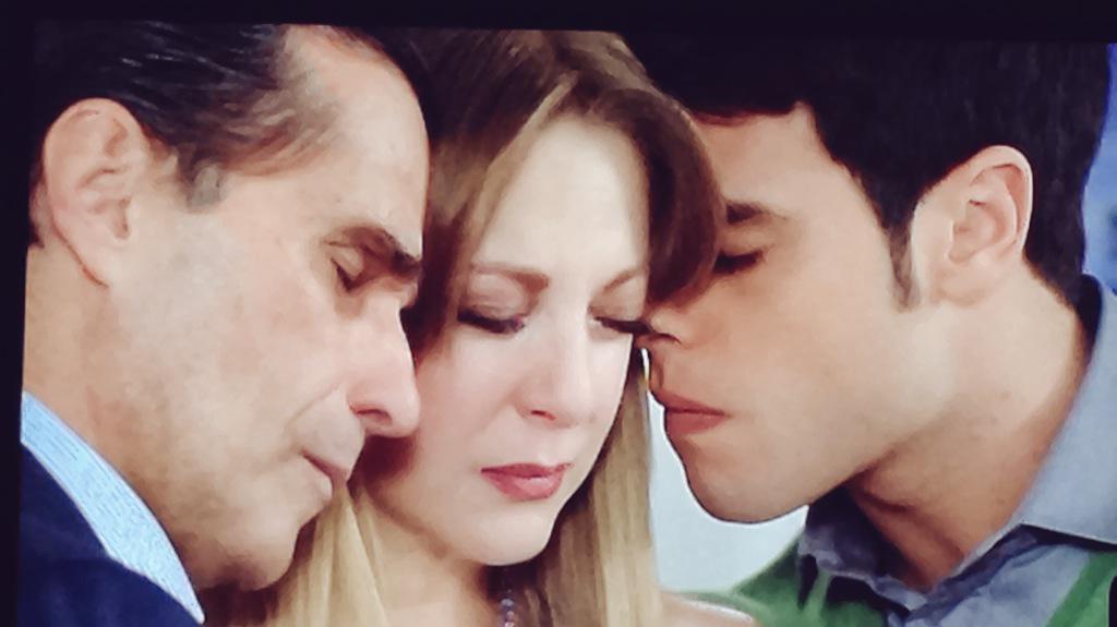 eg_annie's tweet photo. Algo más tierno que eso? 🙊😍☺️ #Paula #Daniel #DonRoger @EdithGonzalezMx @carlosmarmen #HumbertoZurita #VAD ❤️ http://t.co/5ZwXWnaphX