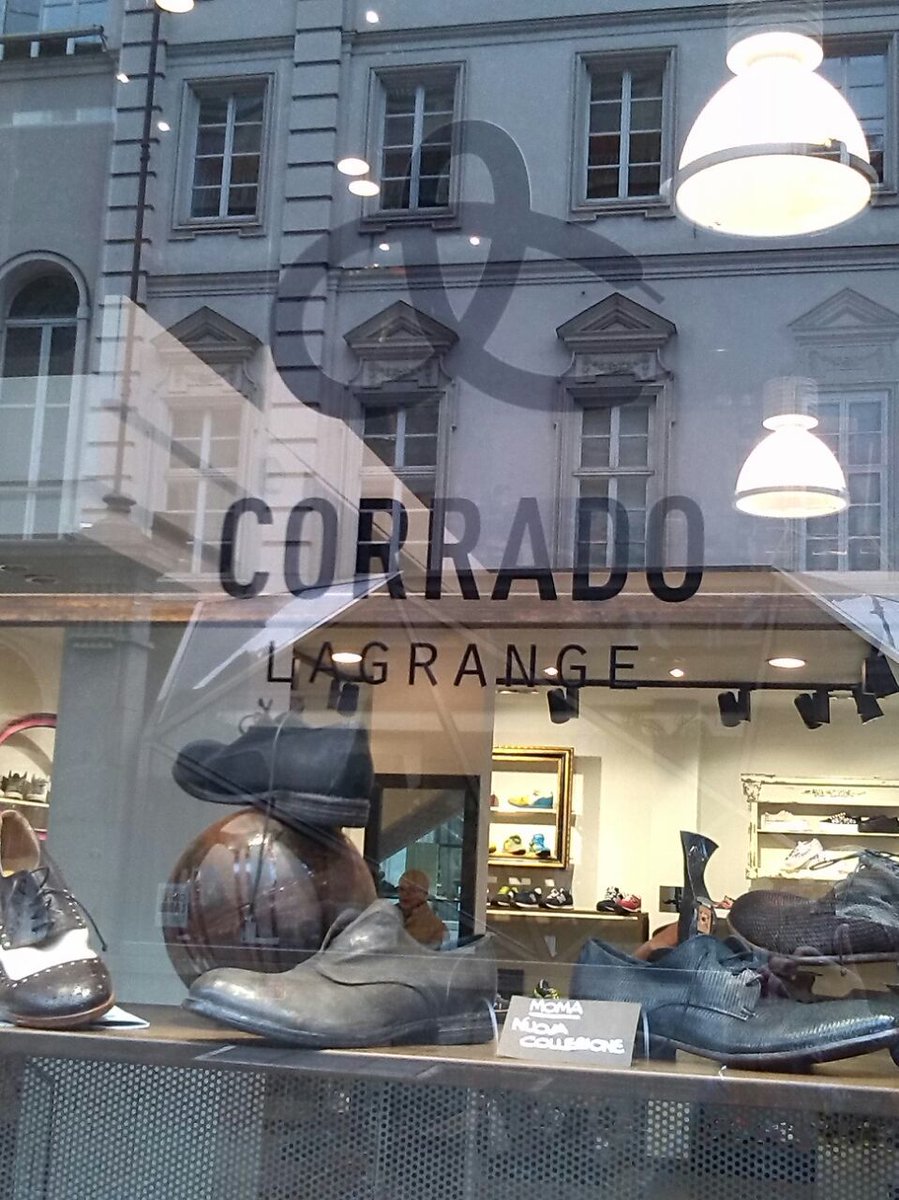 OperaShoes's tweet image. In pieno centro a Torino sono sbocciate le Opera Shoes! //Opera Shoes bloom in Turin city! #operallegria #fashion