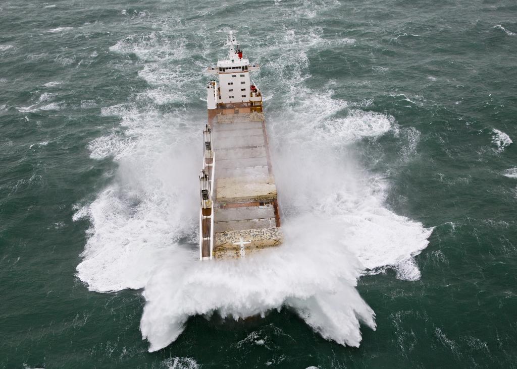 Roemenie's tweet photo. '@boon_fred Nog een paar nagestuurde #Foto's #FlyingFocus #Zeevaart #Erasmusgracht #Spliethoff #Noordzee 😍 #Storm 👊 http://t.co/eouCdtpST4'