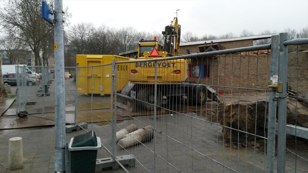 RoHaDoesburg's tweet photo. Er is gestart met de sloop van de oude accommodatie 'Het Sportpark' ad Oranjesingel, #eerstslopenendanopbouwen! http://t.co/R98f6fUk8s