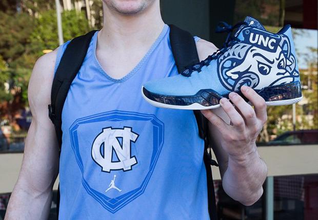 SneakerNews's tweet photo. The UNC Tar Heels will be rocking these against Wisconsin 
http://t.co/uETlE4uBIg http://t.co/2gewVs7o3y