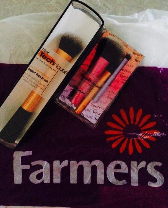 HelenStuck's tweet photo. @FarmersNZ @realtechniques @nixiepixi @Pixiwoos Small town NZ finally catches up! Love the freebie 😀 http://t.co/AYlpbMmuIn