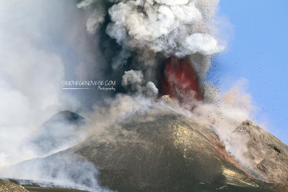 SimonEtna2000's tweet photo. Parossismo del 26 Ottobre 2013 dell' Etna
http://t.co/BPbwIC042V
#etna #volcanoactivity #eruption #simonegenovese http://t.co/NGYv9dyaq7