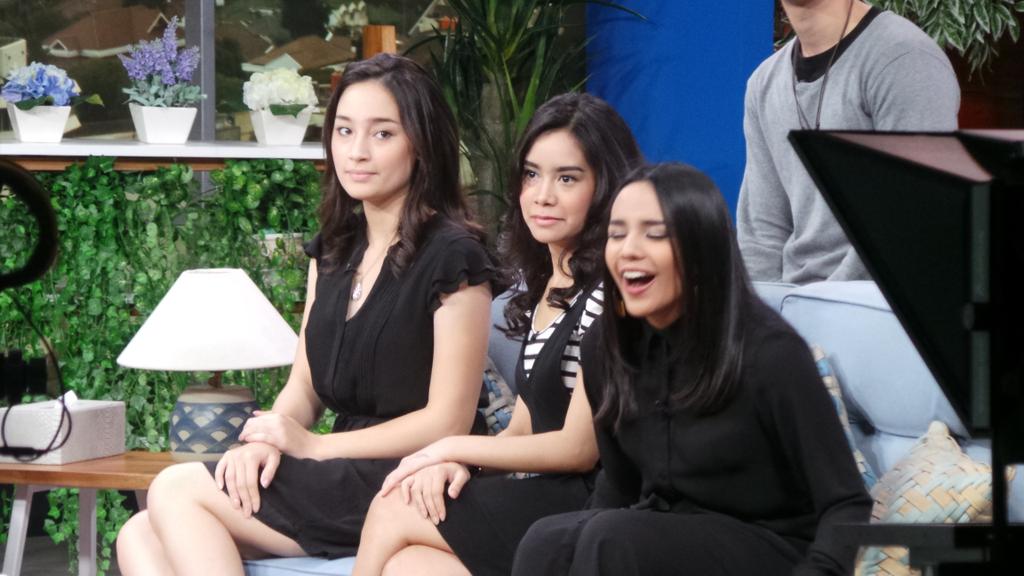 mdtvindonesia's tweet photo. Sudah hadir jg nih Cast. @NET_Stereo lainnya ada @tasaphira @angelicaaMP @Kila_Shafia di @SarahSechan_NET http://t.co/bhiNav1O9T