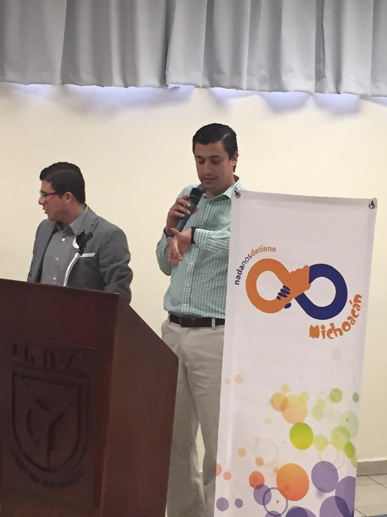 SantiYedra's tweet photo. @ADiazLarios inaugurando el capítulo Michoacán de @NadaNosDetiene http://t.co/cVle8tAkzL
