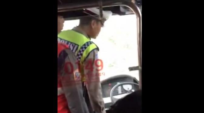Video Polisi Marahi Sopir TransJakarta Bikin Geram Publik bit.ly/1E2DtZv