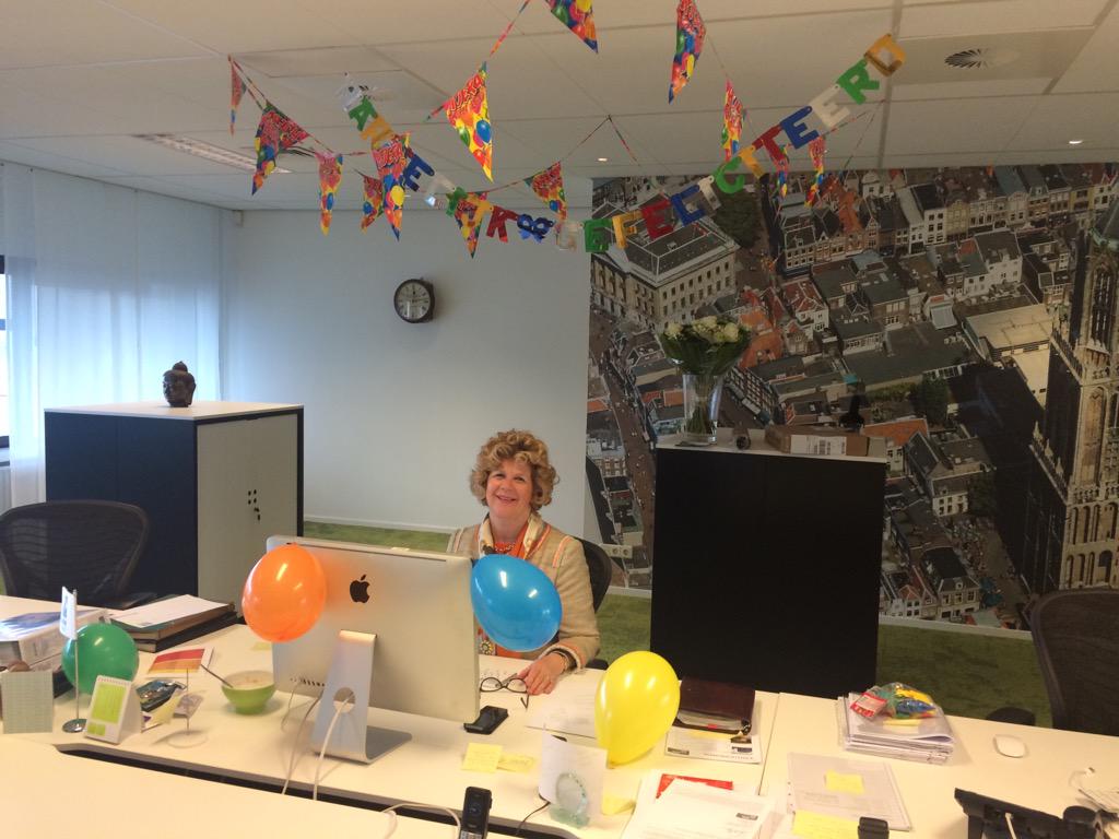Feest op kantoor voor verjaardag van <a href="/ansdewijn/">Ans de Wijn</a>