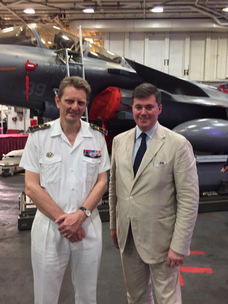 C_Frassa's tweet photo. #Escale du #CharlesDeGaulle à #AbuDhabi. Avec le #ContreAmiral Eric #Chaperon, commandant la #TaskForce473 http://t.co/kPXfYW9zNq