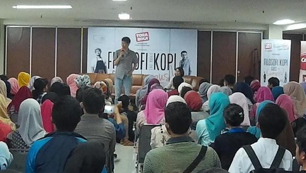 Daeng_Info's tweet photo. RT @buletinsia Filosofi Kopi Movie Hadir di UNM http://t.co/abCqc59J7G @MKSFilmFest @filkopmovie cc @Daeng_Info http://t.co/Kf7h4LUGSe