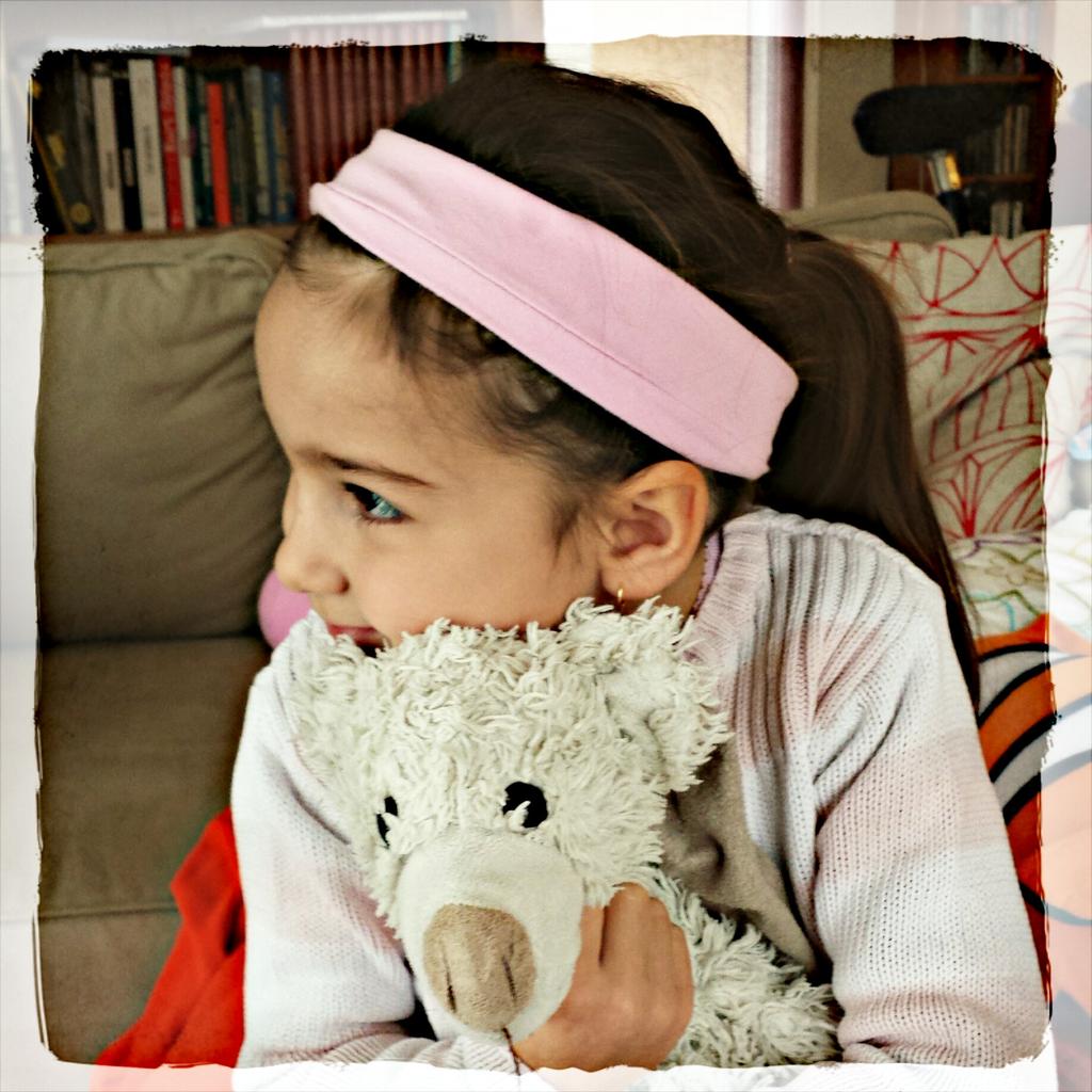 alexaOLTV's tweet photo. Charlotte 4 ans... "je veux me coiffer comme @cam10abily23 " ... #fan http://t.co/qdOz67VT0S