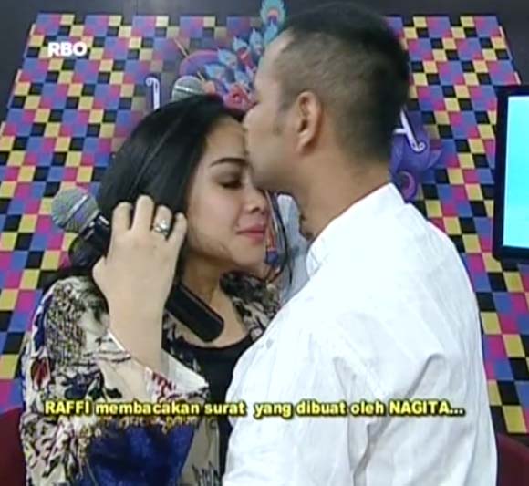 forgcjk's tweet photo. Jrak klian yg sngat jauh saat ini tdk akn bisa mngalahkn kekuatn cnta klian 😊 Always Together 👫 #JanjiSuciSupportGigi http://t.co/ETZpOZht2R