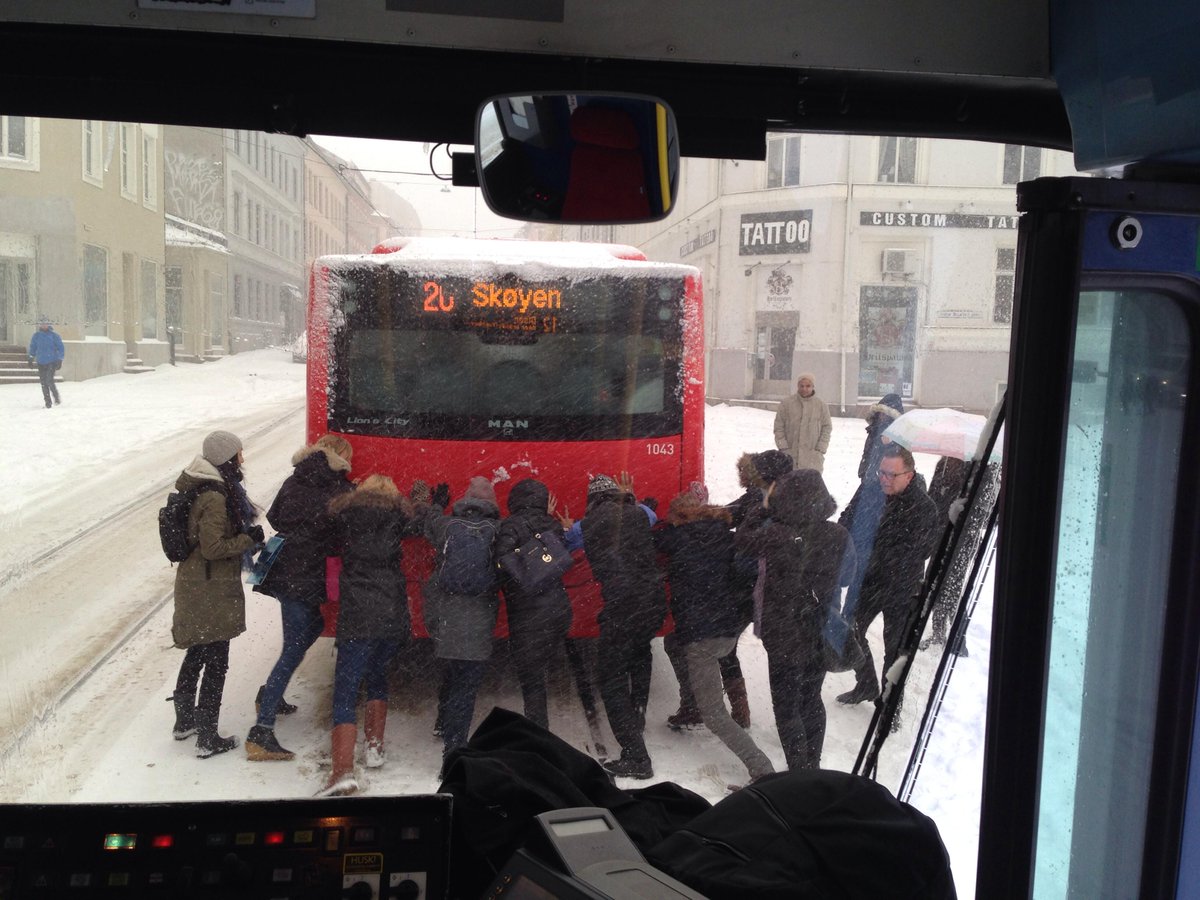 vgnett's tweet photo. .@Ruter stanser all busstraffikk i Oslo http://t.co/hDesT6MZob #vgdirekte http://t.co/TAHttSwulm