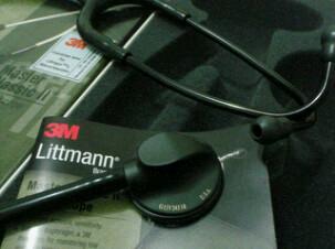 sahabatmedika's tweet photo. Littmann Master Classic_black edition (garansi resmi 3 tahun). Hubungi CP kami untuk pemesanan :) http://t.co/ViTk2AVA6w