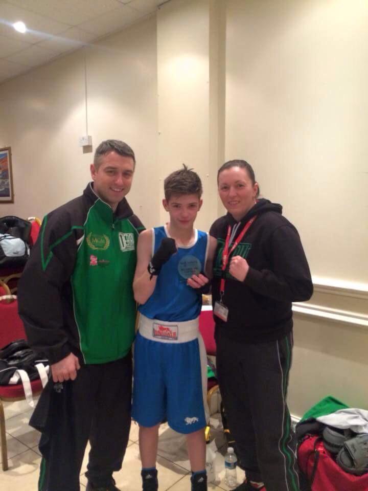 ParksSparks023's tweet photo. My boy @HarrydsgGreen with coaches @DebzMills and rob @DerryAmbc #derryabc #team http://t.co/XA6pbXCbeF