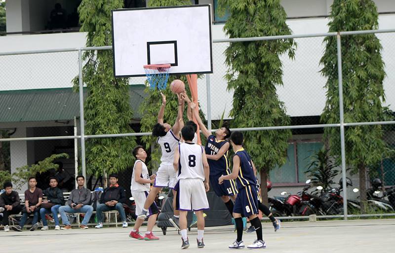 ItatsBasketball's tweet photo. Semifinal Day1 SMK Ipiems Sby Vs SMKN 2 Sby #ibcup http://t.co/5EJyx8Ziow