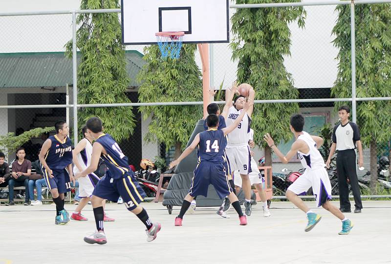 ItatsBasketball's tweet photo. Semifinal Day1 SMK Ipiems Sby Vs SMKN 2 Sby #ibcup http://t.co/5EJyx8Ziow