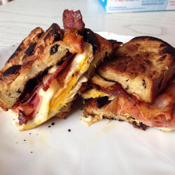 YummyImages's tweet photo. Bacon, Egg &amp; Cheese French Toast Sandwich http://t.co/8hpfmSPZXZ