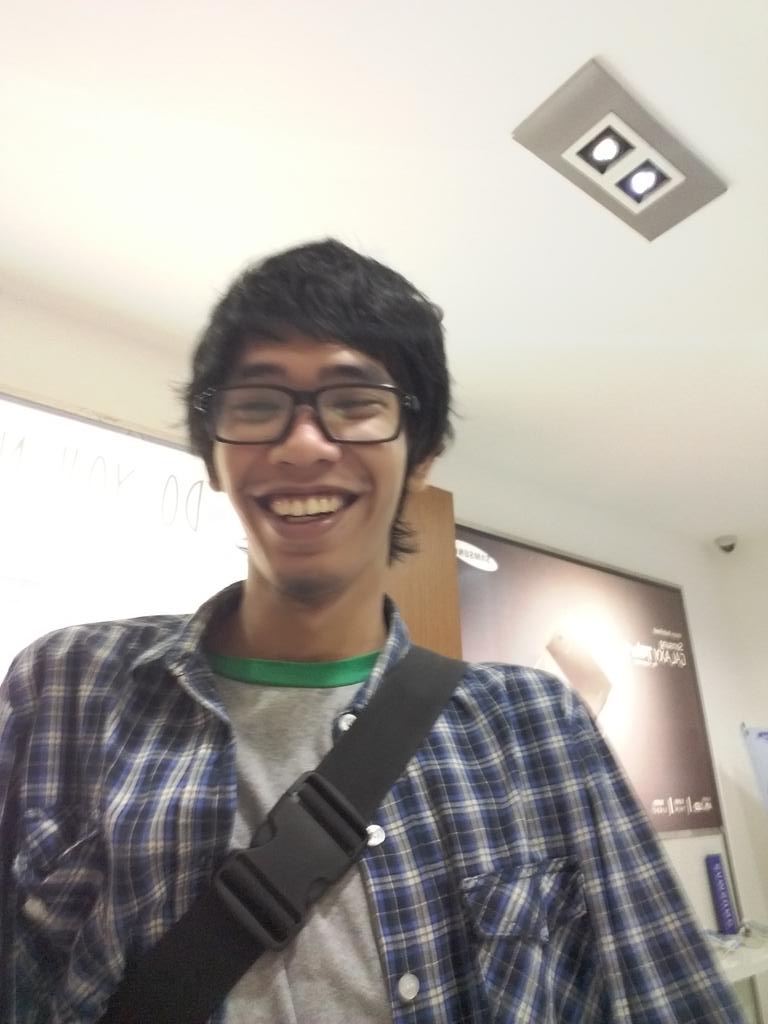ogiesan_'s tweet photo. Samsung e7 jernih takjub hambe @Samsung_ID #Stayup2datE http://t.co/IIqXv52yTM