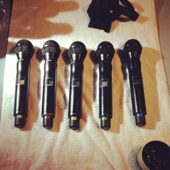 1D_X5NLHZL's tweet photo. でもこれから
またtourが始まって
もし日本に来てくれることがあったら
その時はJapanese Directioners全員で、白、赤、黄色、緑、青
この5色のバンダナ
つけていこうね

#Vote1DUK #KCA http://t.co/PpLVRA8KlH