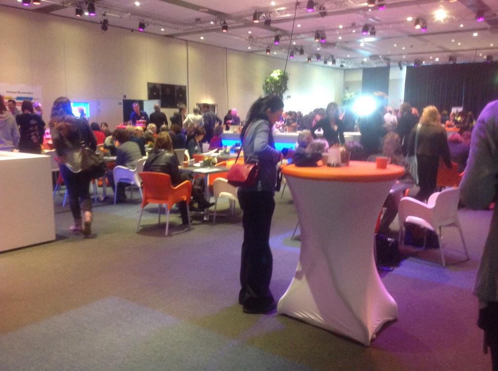 De zaal stroomt vol. Veel vrolijke gezichten onder het genot van een kop koffie of thee. #Velon2015