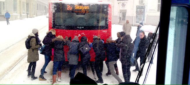 KrohnTraaseth's tweet image. Dagens beste: ". @SteinHernes: Hvis du noen gang blir bedt om å forklare det rare, men fine norske ordet dugnad. http://t.co/k0OGs103oH”