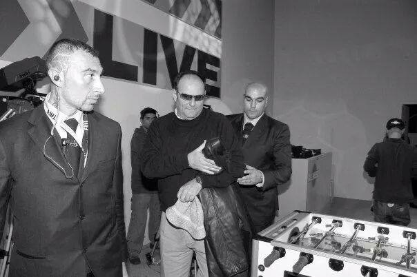 estero_all's tweet photo. @Gerry_Scotti 
buongiorno gerry scotti
questo ragazzo dietro di lei che si ricordasse l'anno scorso e deceduto
mimmo http://t.co/2DOKmdNK5E