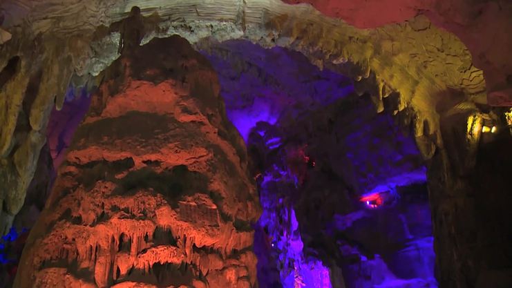 BONTVChina's tweet photo. A color full cave http://t.co/pO0q4L6pue http://t.co/Q9O3eQizqt