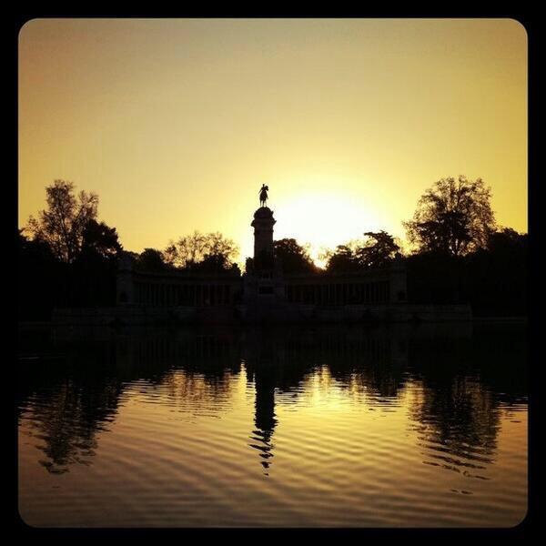 SecretosdeMadri's tweet photo. El Retiro tiene estos despertares así de bonitos ¿Cómo no lo vamos a querer? ¡Buenos días! (vía @wineworldtoursp) http://t.co/GHMSEFNLKs