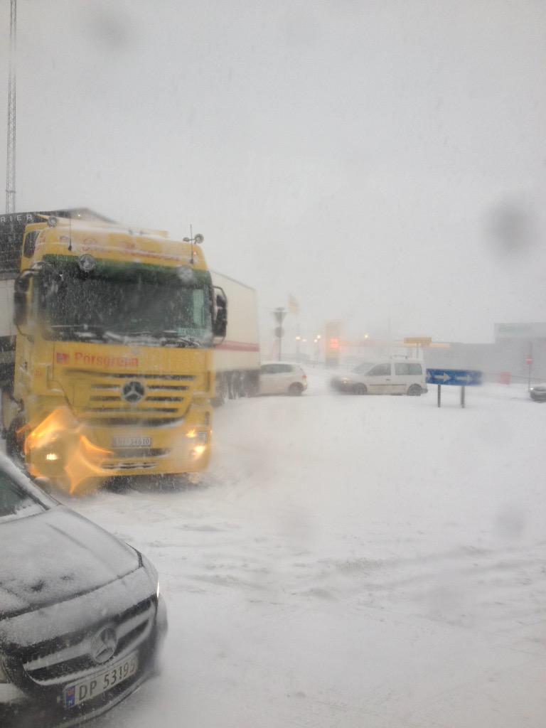I don't like the sight of that truck,is it about to tilt? Seen from the other side, it's stuck. #snøkaos #trafikkflyt