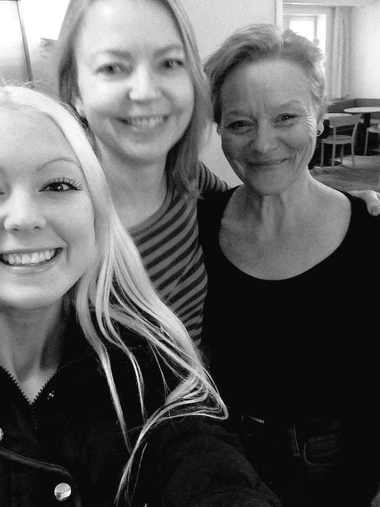 varhandelsdag's tweet photo. Nr. 33 En väldigt selfie då Ann är yr, med Karin Svedberg Helgesson och Karin Fernler! 💁 #handels24 http://t.co/lbT6TSv0Qw