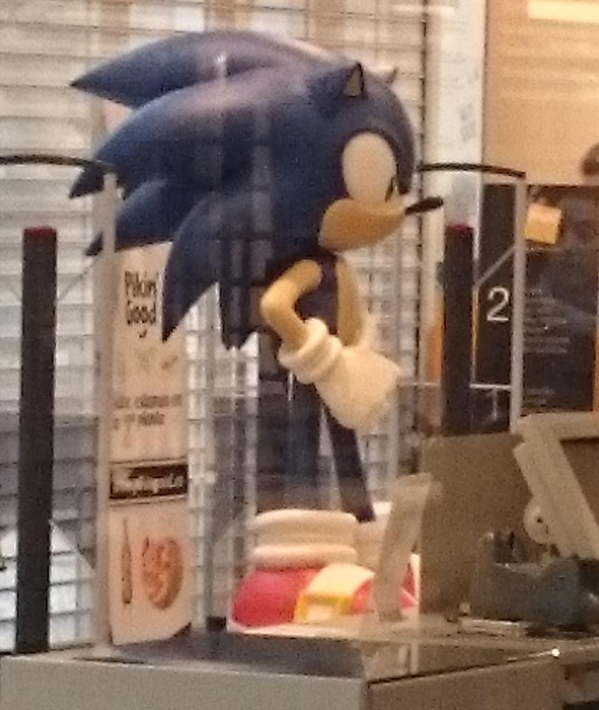 SalteadorNeo™ 🐦 (@salteadorneo_34) on Twitter photo ¿Qué hace #Sonic dentro de <a href="/Fnac_Donostia/">Fnac Donostia</a> antes de que abran? Igual trabaja allí, en la sección de @Fnac_games Jaja ¿Qué hace #Sonic dentro de <a href="/Fnac_Donostia/">Fnac Donostia</a> antes de que abran? Igual trabaja allí, en la sección de @Fnac_games Jaja