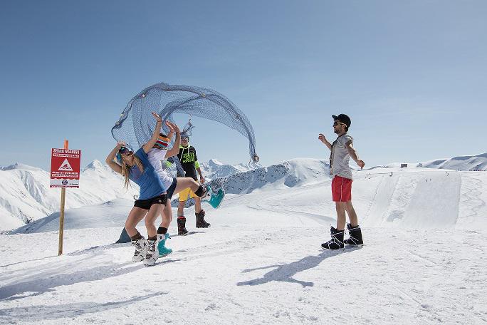 Gli attacchi di squali non fermano la festa nella Surfers Bay di <a href="/Carosello3000/">Carosello3000Livigno</a> , che continua a ritmo di musica!