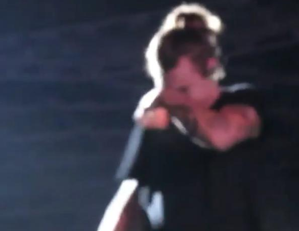 MTVUK's tweet photo. Watch the moment @Harry_Styles cries on stage as 1D perform without @zaynmalik #ByeZayn 😭💔 http://t.co/Zkb7RkJcLs http://t.co/WHwCAm85Ix