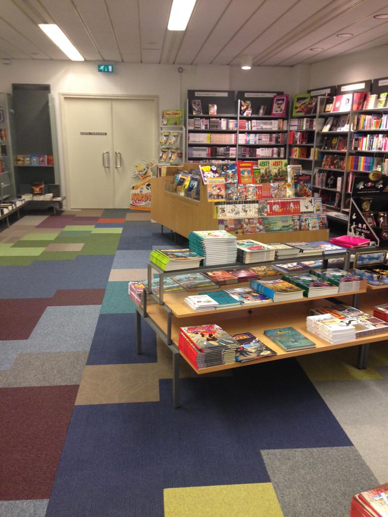 NataschaKaak's tweet image. Hier wordt je toch vrolijk van, leuke vloer bij boekhandel Donner #restanttapijt @EKInterface